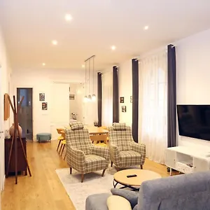 Piso Exclusivo Frente Al Casco Viejo Con Parking Gratis Apartment
